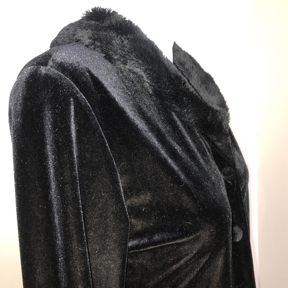 Sabora Black Velvet Fur Trimmed Long Sleeve Robe - Picture 10 of 12